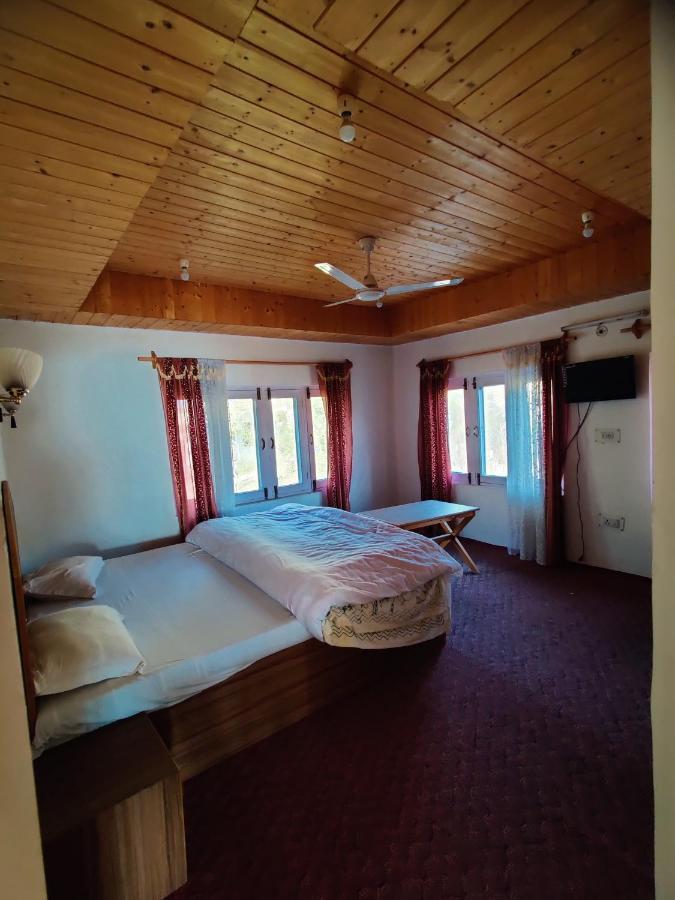 Calm Holiday Inn Srīnagar Buitenkant foto