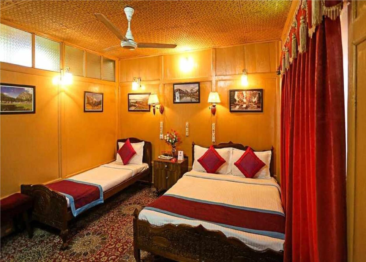 Calm Holiday Inn Srīnagar Buitenkant foto