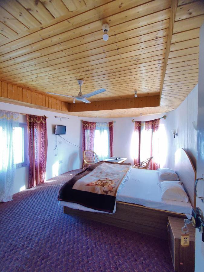 Calm Holiday Inn Srīnagar Buitenkant foto